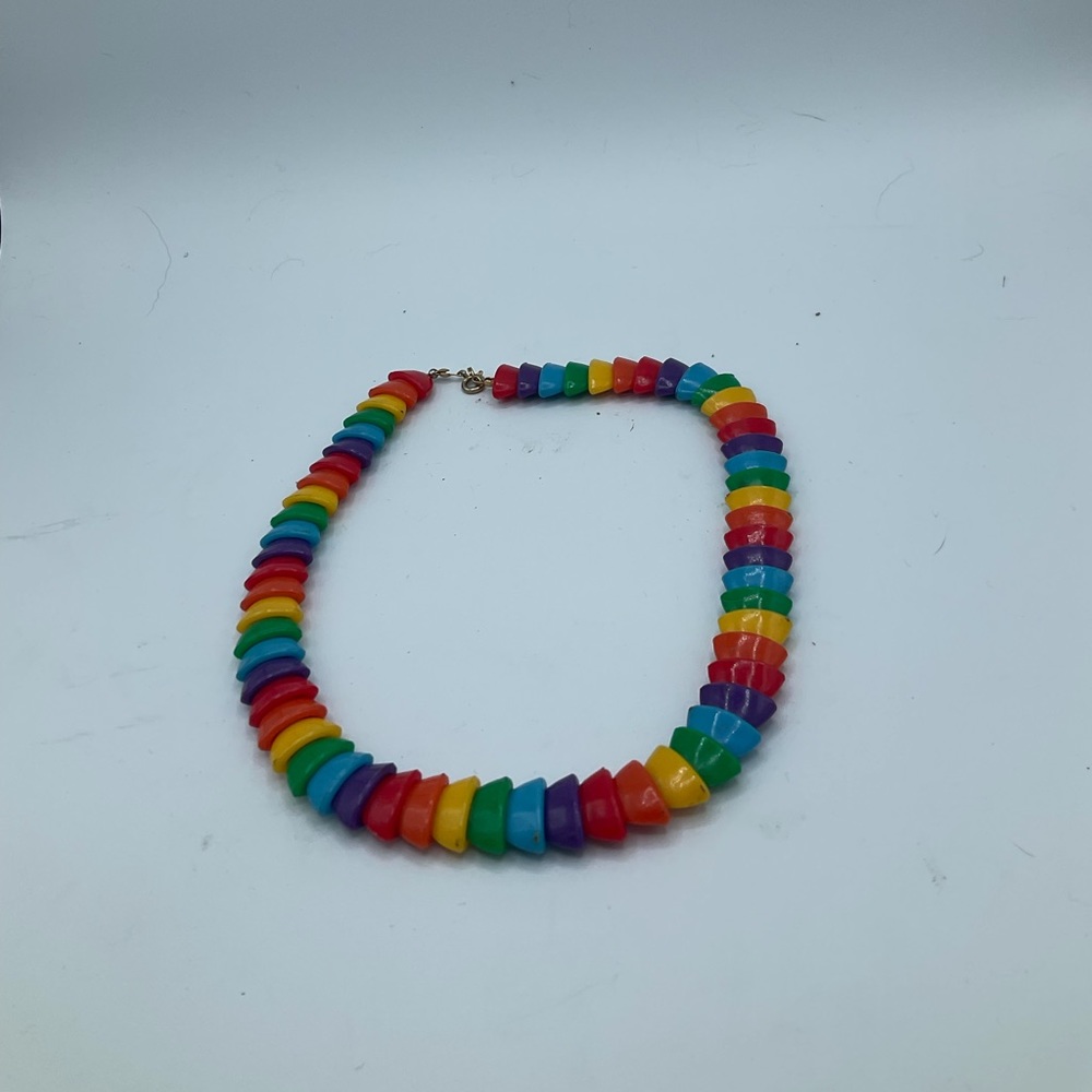 “RAINBOW COLOURED BEAD” VINTAGE PLASTIC CHOKER STYLE NECKLACE. - Picture 2 of 9